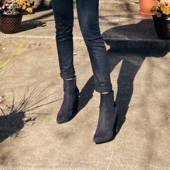 Minda Block Black Suede Heel Bootie Size 7 - Picture 10 of 10